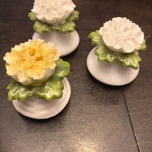 Elegant Floral Ceramic Accents with White and Yellow Blooms